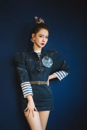 戚薇拼接牛仔裙时尚写真图片_2