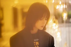 殷桃短发西服酷飒写真图片_1