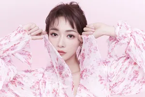 吴谨言粉色长裙优雅写真图片_4