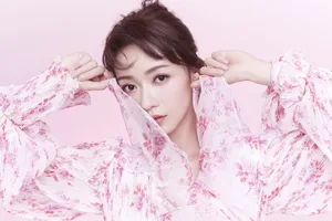 吴谨言粉色长裙优雅写真图片_5