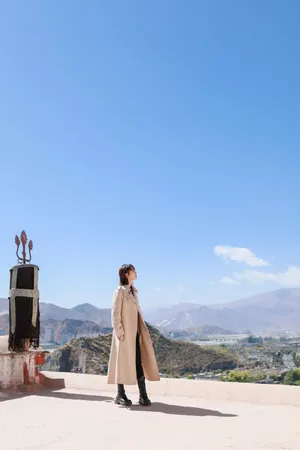 杨紫秋日风衣恬静写真图片