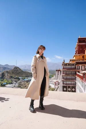杨紫秋日风衣恬静写真图片_2