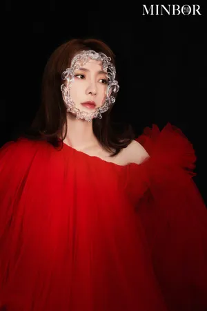 柳岩红色背景美艳大片写真图片_3