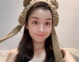 哈妮克孜甜美俏皮居家自拍图片
