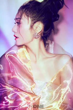 刘芸彩色光影时尚性感写真_1