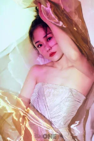 刘芸彩色光影时尚性感写真_2