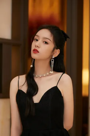 周也黑色吊带纱裙俏丽活动图片_2