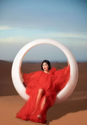 赵奕欢红纱裙性感沙漠写真图片_4
