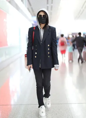 刘涛西装卫衣酷飒霸气机场照图片