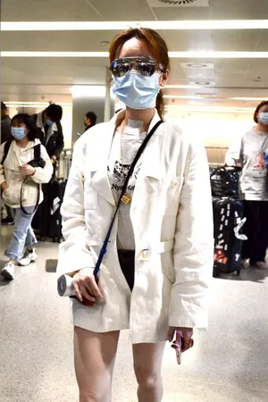 金莎热裤修长美腿白皙机场照图片_1