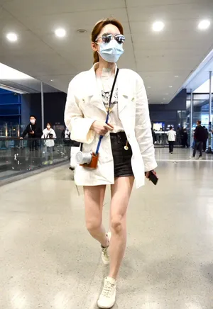 金莎热裤修长美腿白皙机场照图片