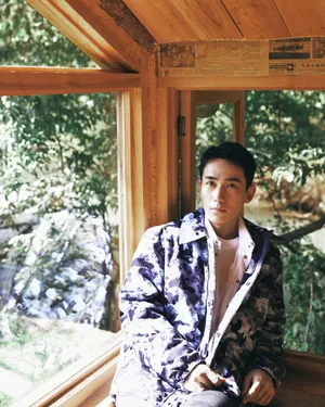 朱一龙紫色印花外套清新写真图片_3