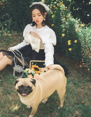 杨超越薄纱吊带连衣裙甜美性感写真