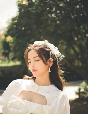 杨超越薄纱吊带连衣裙甜美性感写真