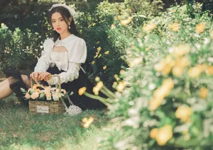 杨超越薄纱吊带连衣裙甜美性感写真_2