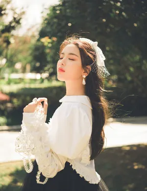 杨超越薄纱吊带连衣裙甜美性感写真_4