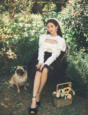 杨超越薄纱吊带连衣裙甜美性感写真_5
