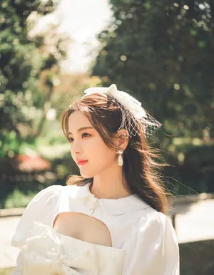 杨超越薄纱吊带连衣裙甜美性感写真_7