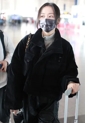 张靓颖黑色灯芯绒外套酷飒机场照图片