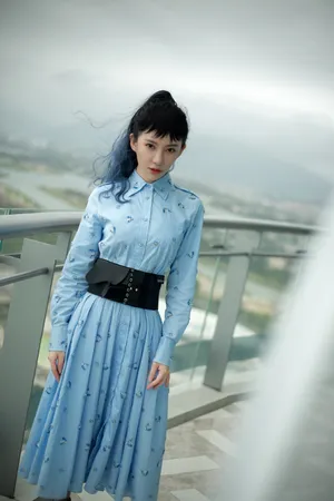 刘萌萌蓝发清冷柔美写真图片_4