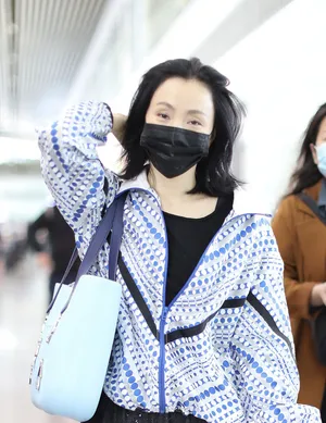 陶虹黑色亮闪纱裙魅力迷人机场照图片_4