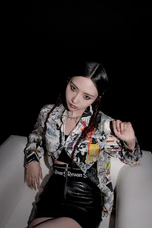 刘美麟黑色短裙性感写真