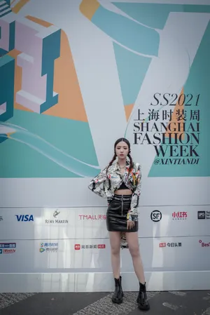 刘美麟黑色短裙性感写真_4