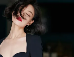 倪妮红唇短发性感写真图片_3