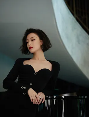 倪妮红唇短发性感写真图片_4