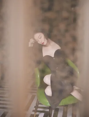 倪妮红唇短发性感写真图片_6