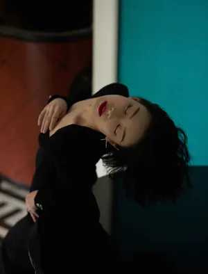 倪妮红唇短发性感写真图片_7