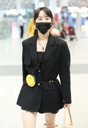 袁冰妍西装皮靴时尚美丽机场照图片