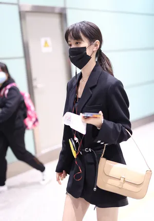 袁冰妍西装皮靴时尚美丽机场照图片_4
