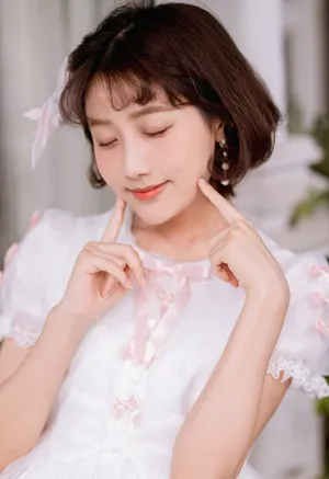 李艺彤公主裙甜美写真图片