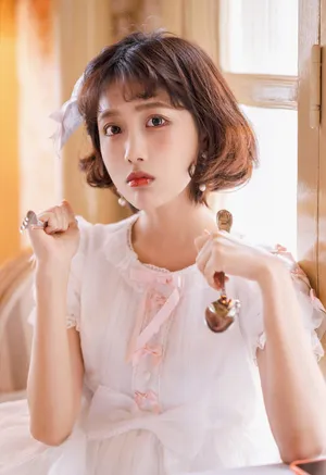 李艺彤公主裙甜美写真图片_2