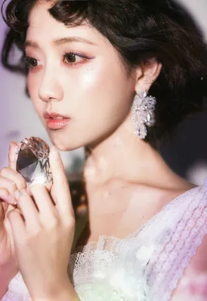 李艺彤紫色梦幻光影写真图片_4