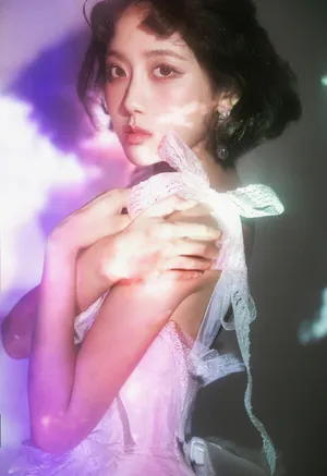 李艺彤紫色梦幻光影写真图片_5