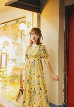 李艺彤印花裙灵动少女写真图片_1