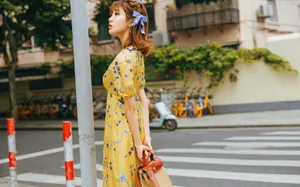 李艺彤印花裙灵动少女写真图片_2