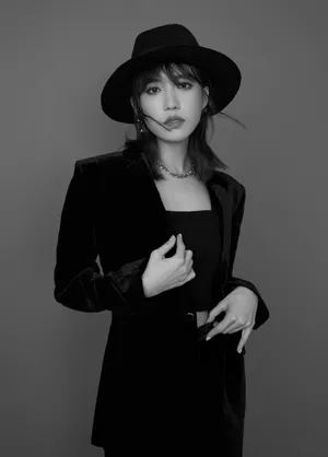 王紫格黑白时尚质感写真大片