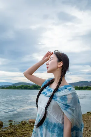 娄艺潇蓝色连衣裙优雅写真图片_3