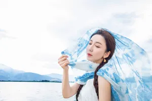 娄艺潇蓝色连衣裙优雅写真图片_4