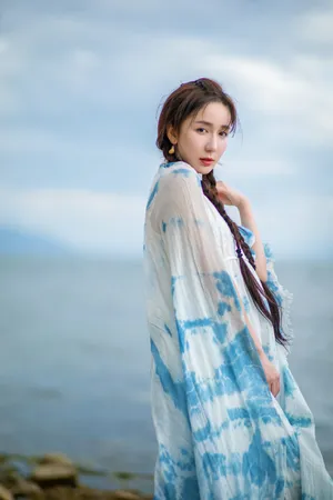 娄艺潇蓝色连衣裙优雅写真图片_6