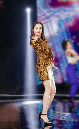 王智亮片裙性感靓丽写真图片_4