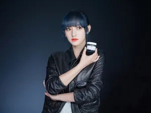 程潇皮夹克羽毛裙甜美写真图片_1