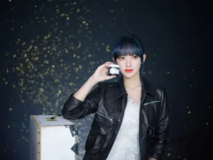 程潇皮夹克羽毛裙甜美写真图片_2