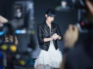 程潇皮夹克羽毛裙甜美写真图片_3