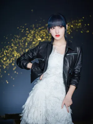程潇皮夹克羽毛裙甜美写真图片_4
