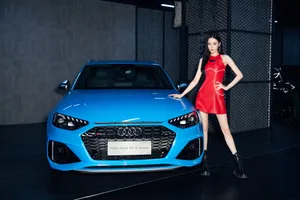 迪丽热巴红皮裙时尚性感写真_2