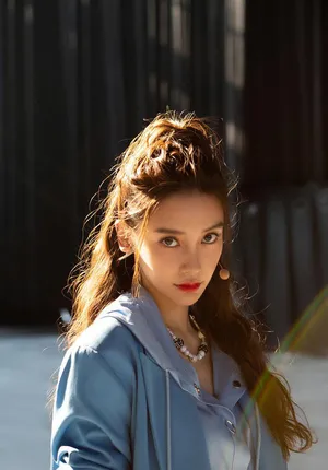 Angelababy短裤美腿酷甜写真图片_4